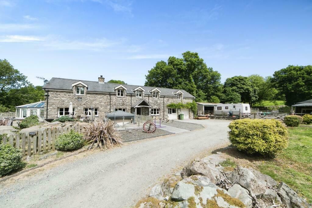 5 bed detached house