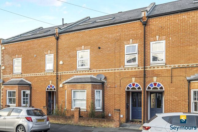 Queens Road, Surrey GU1 2 bed flat for sale
