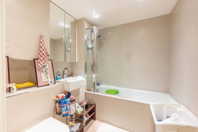 Attenborough Court, Watford, WD19 2 bed flat for sale
