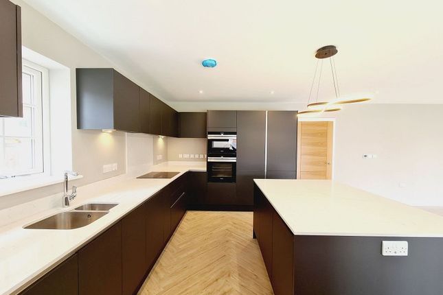 Leatherhead Road, Great Bookham KT23 4 bed detached house for sale