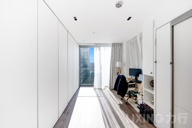 Piazza Walk, Aldgate, E1 8PW 2 bed apartment for sale