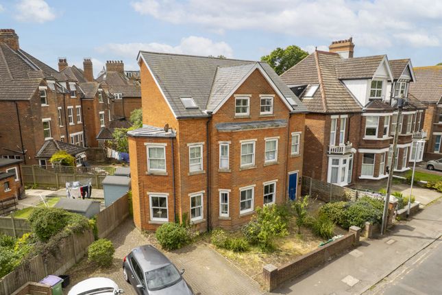 Kingsnorth Gardens, Folkestone, CT20 2 bed flat for sale