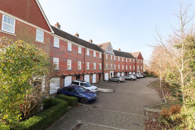 Elvetham Crescent, Fleet GU51 5 bed townhouse for sale