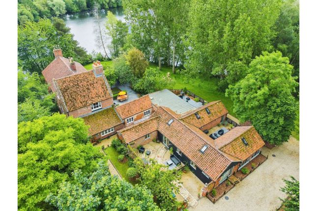 6 bedroom detached house for sale