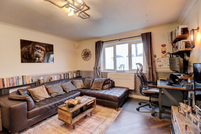 Springfields, Penn HP10 2 bed apartment for sale