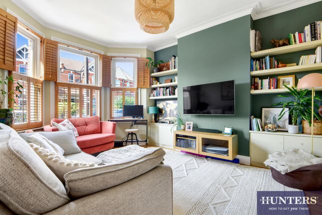 Temple Road, Cricklewood, NW2 2 bed maisonette for sale