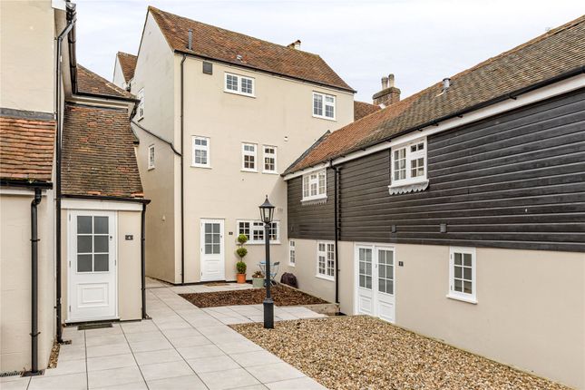 London Street, Surrey KT16 2 bed flat for sale