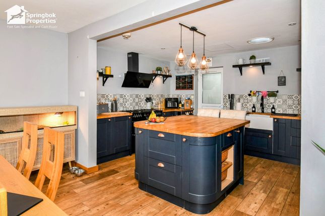 4 bed detached house