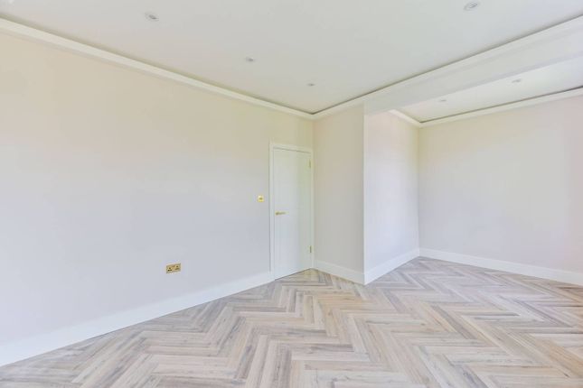 Morat Street, Stockwell, London, SW9 2 bed flat for sale