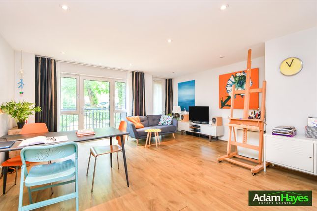 7 Holden Avenue, London N12 2 bed apartment for sale