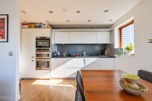 8 Trevithick Way, London E3 2 bed flat for sale