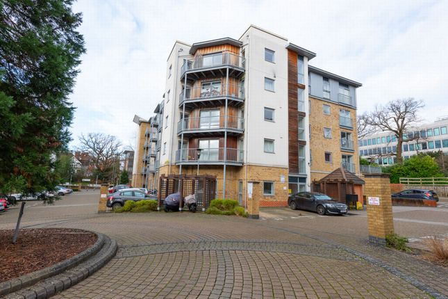 Coombe Way, Farnborough, GU14 2 bed apartment for sale