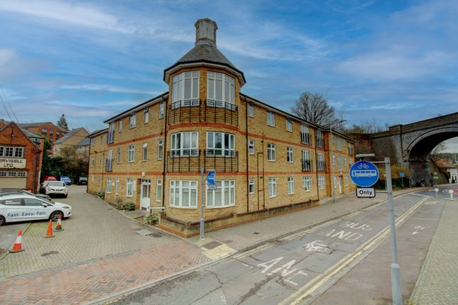 Temple End, High Wycombe HP13 1 bed penthouse for sale