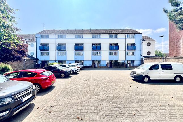 Harlech Gardens, Heston TW5 2 bed apartment for sale