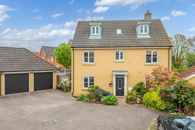 School Avenue, Basildon SS15 5 bed detached house for sale