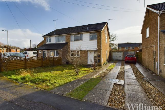 Tiverton Crescent, Aylesbury HP19 3 bed semi