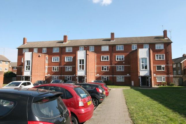 Cobham Close, Bromley BR2 8JW 3 bed flat for sale