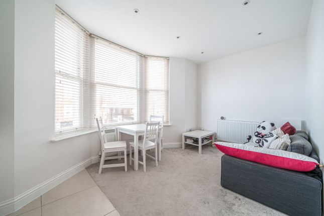 Askew Road, London 2 bed apartment for sale