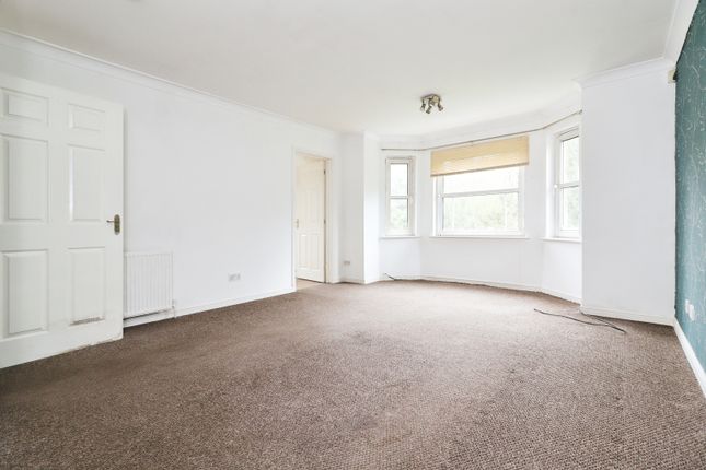 2 bedroom ground floor flat for sale