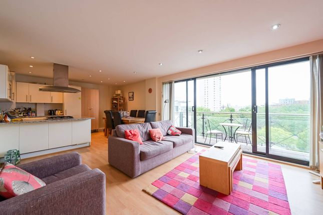 Ocean Wharf, Canary Wharf, London, E14 2 bed flat for sale
