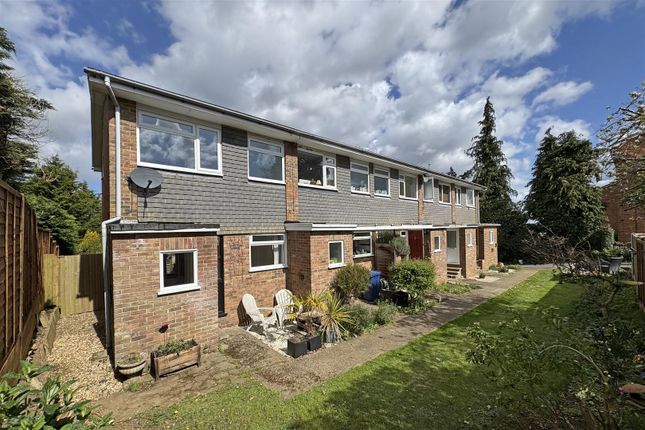 Godalming * NO ONWARD CHAIN* 2 bed end of terrace house for sale