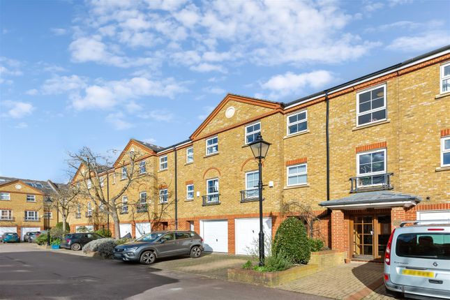 3 bedroom town house for sale