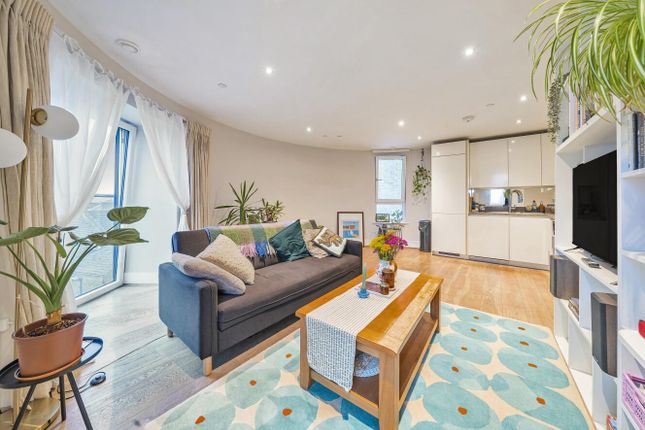 Clement Avenue, Clapham, London, SW4 2 bed flat for sale