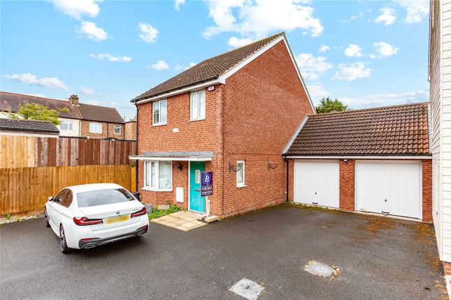 Mellowes Road, Hornchurch, RM11 3 bed link detached house for sale