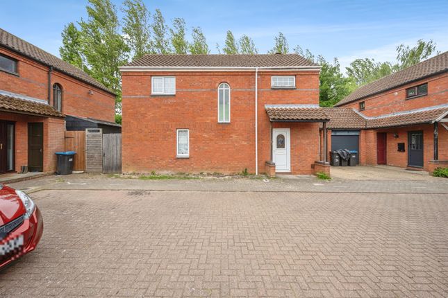 3 bedroom link detached house for sale
