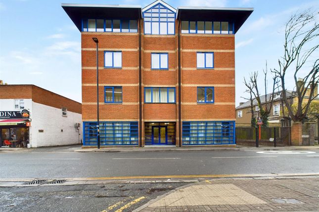 Douglas Road, Hounslow TW3 1 bed flat for sale