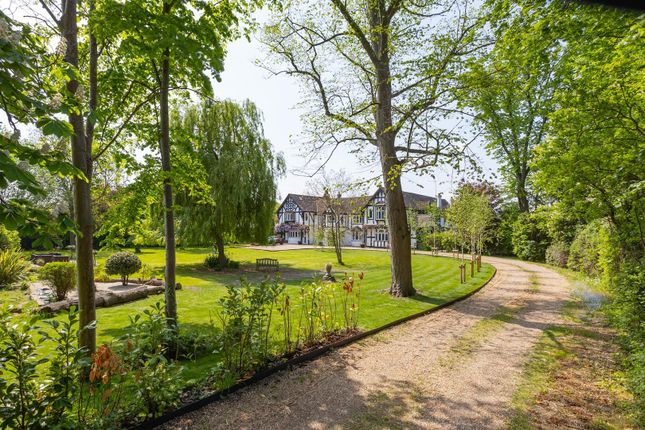Oakley Green Road, Windsor SL4 5 bed semi