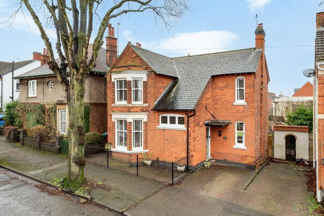4 bed detached house