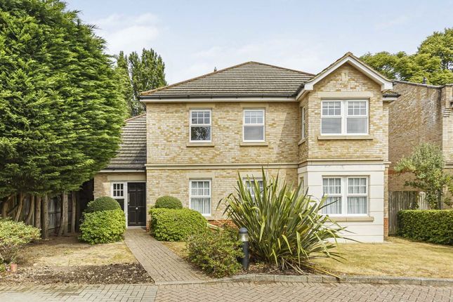 Sandringham Mews, Hampton TW12 2 bed flat for sale