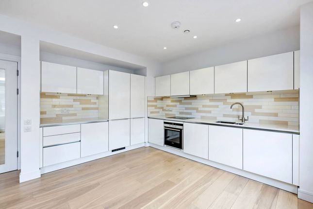 New Kings road, Fulham, London, SW6 2 bed flat for sale