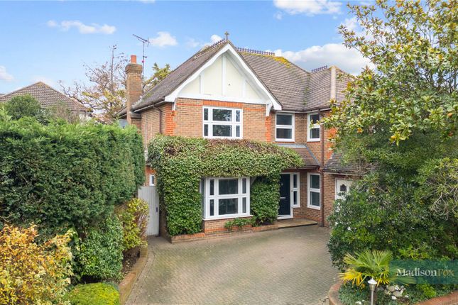 Alderton Hill, Essex IG10 4 bed detached house for sale