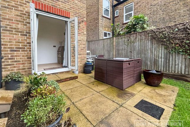 Pemberton Road, East Molesey KT8 2 bed apartment for sale