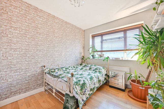Brewster Gardens, North Kensington... 1 bed flat for sale