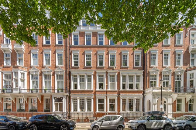 Embankment Gardens, London SW3 2 bed flat for sale