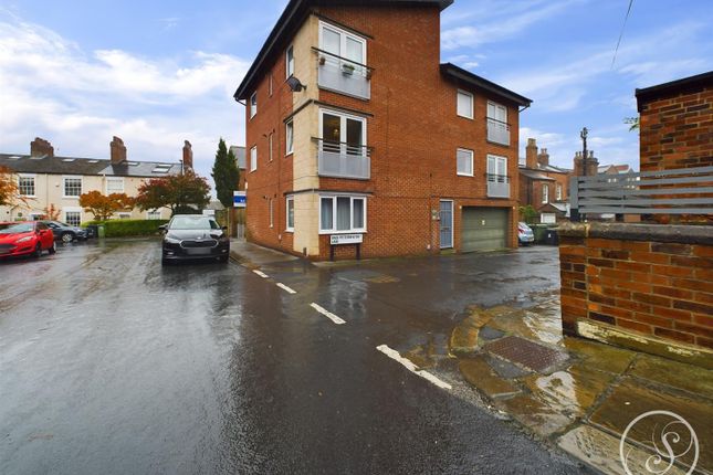 Back Potternewton Lane, Leeds 1 bed flat for sale