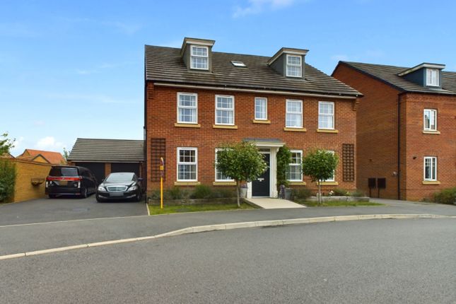 5 bed detached house