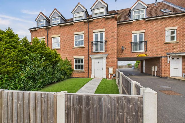 Dale Crescent, Fernwood, Newark 4 bed townhouse for sale