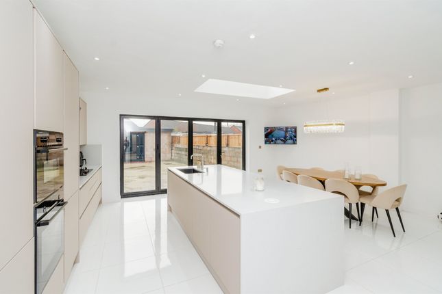 5 bedroom semi-detached house for sale