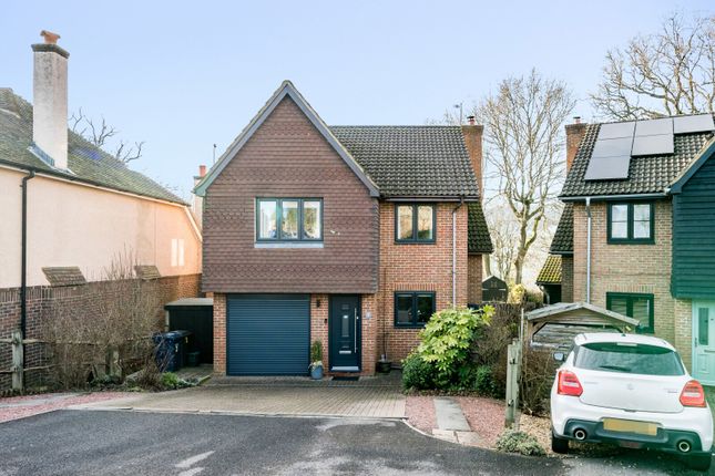 Elkins Grove, Farnham, GU9 4 bed detached house for sale