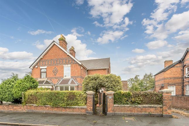 Brettell Lane, Brierley Hill, DY5 3LT 3 bed semi