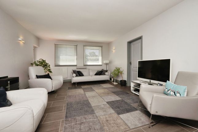3 bedroom flat for sale