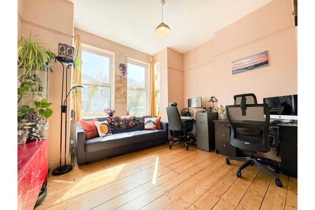 2 bedroom ground floor flat for sale