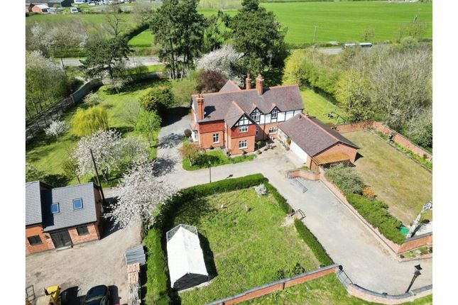 5 bed detached house