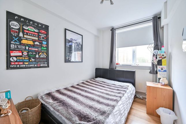 Wandsworth Road, Vauxhall, London, SW8 3 bed flat for sale