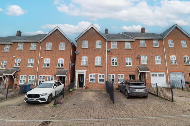 Kingsley Square, Fleet GU51 3 bed townhouse for sale