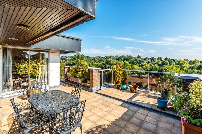 West Hill, Oxted, Surrey, RH8 3 bed penthouse for sale